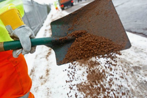 Shovel gritting snow